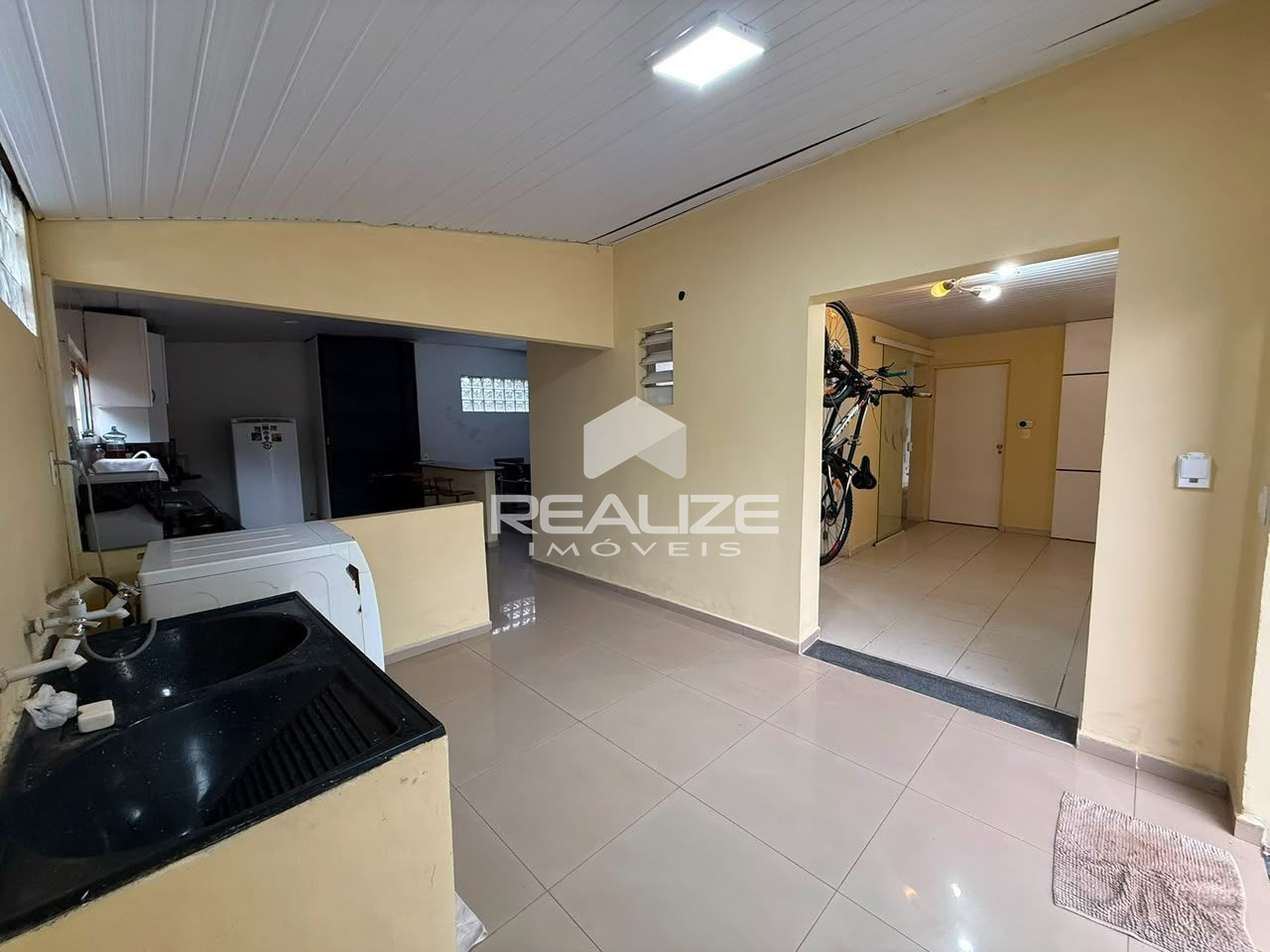 Casa à venda na Vila A com 4 quartos (2 suíte), piscina e amplo terreno. 