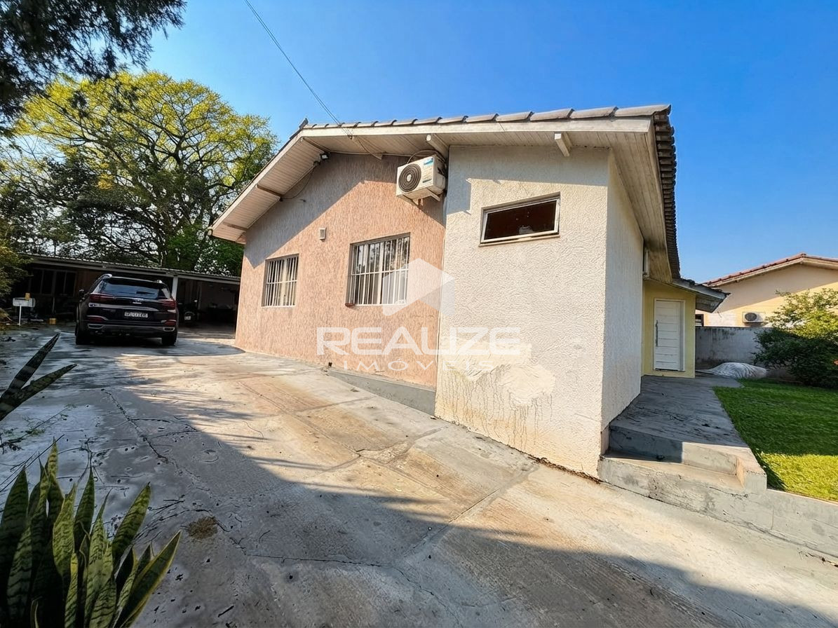 Casa à venda na Vila A com 4 quartos (2 suíte), piscina e amplo terreno. 