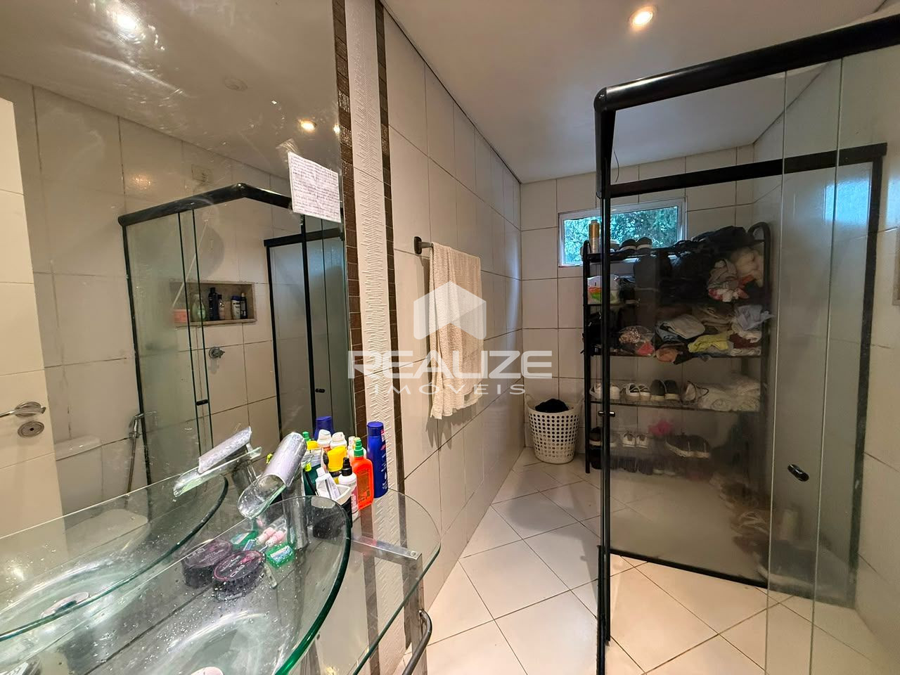 Casa à venda na Vila A com 4 quartos (2 suíte), piscina e amplo terreno. 