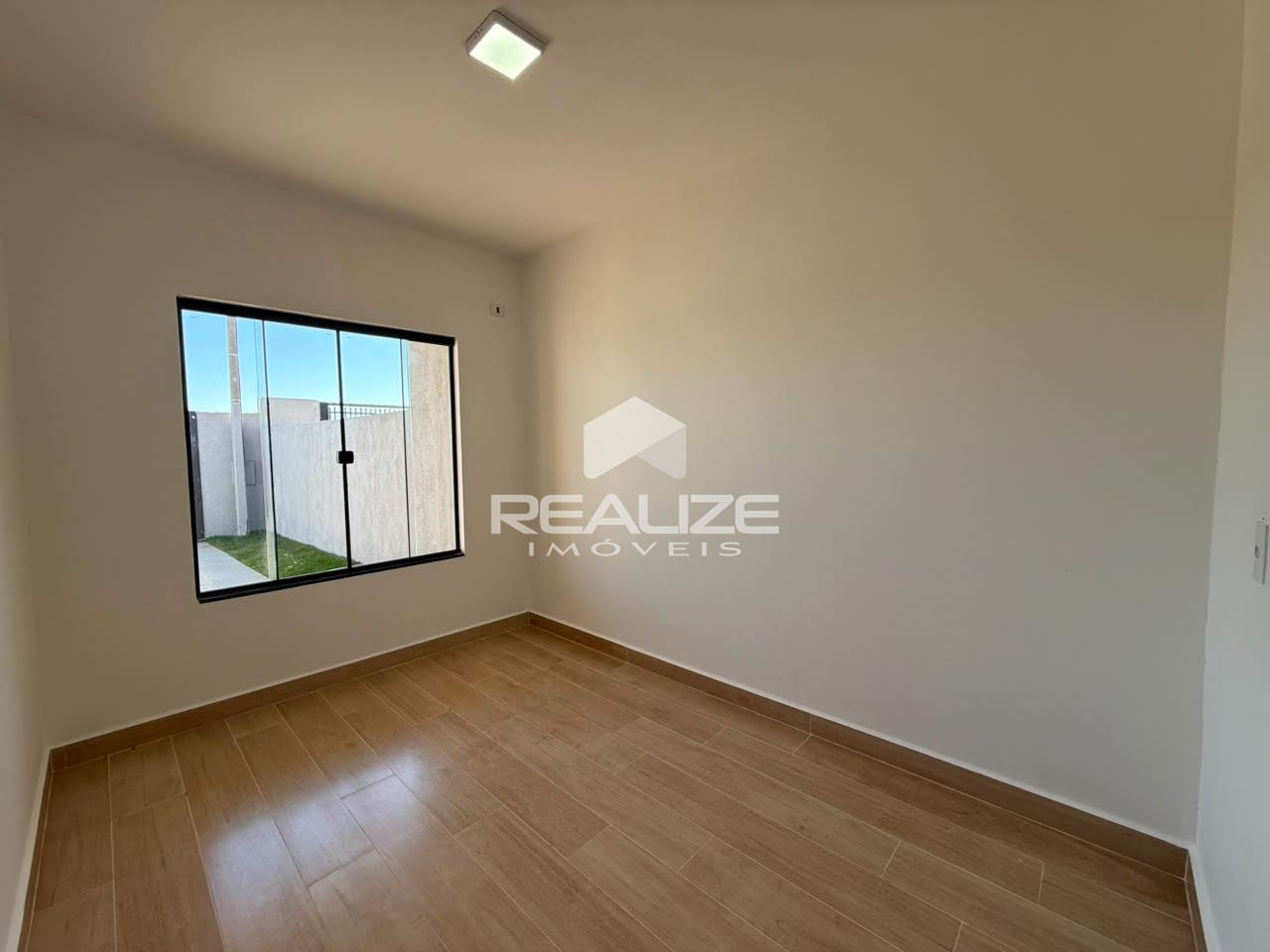 Casa à venda no Jardim Dona Brida com 2 quartos.