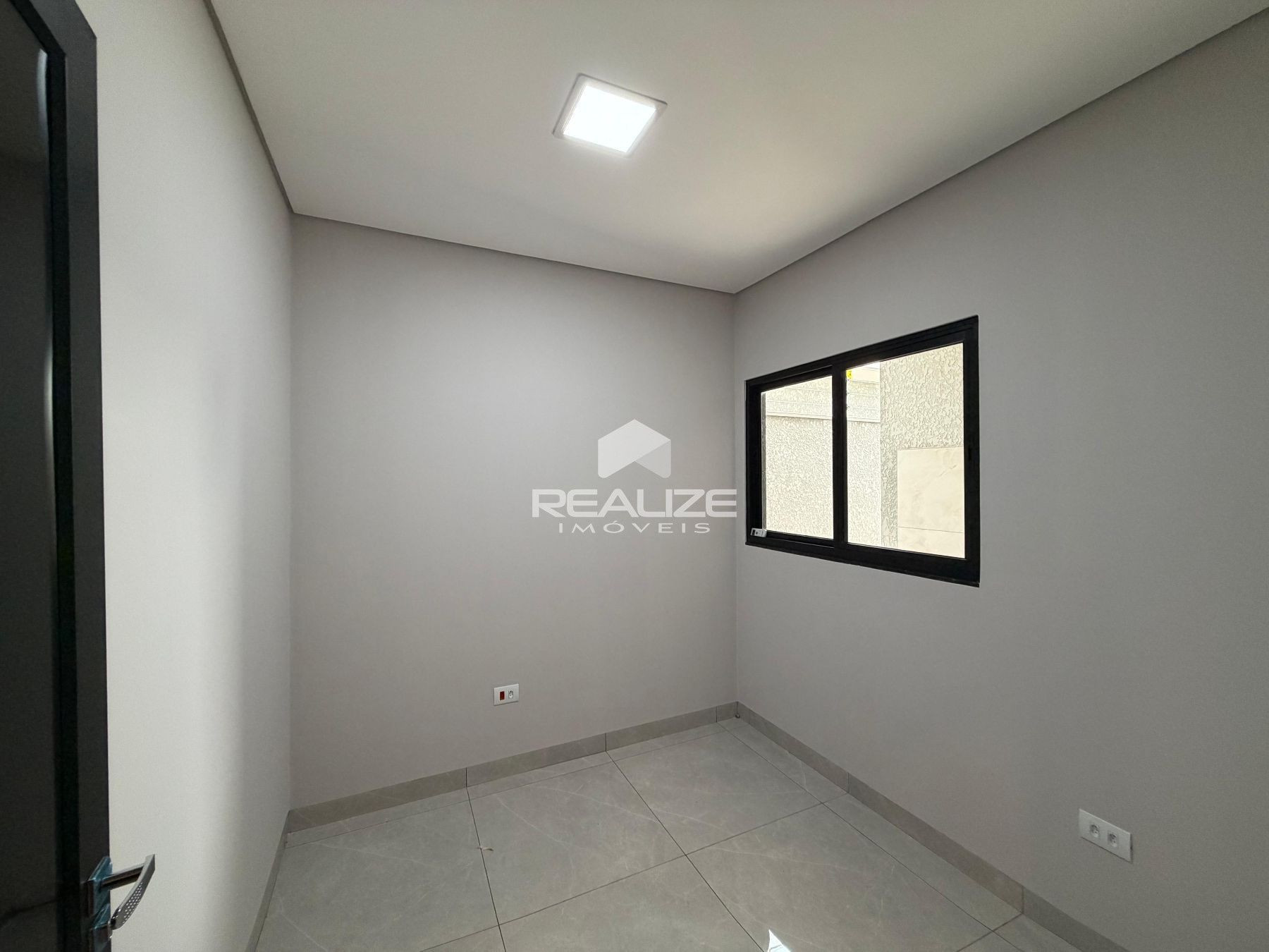 Casa à venda no Jardim Santiago com 2 Quartos (1 suíte).