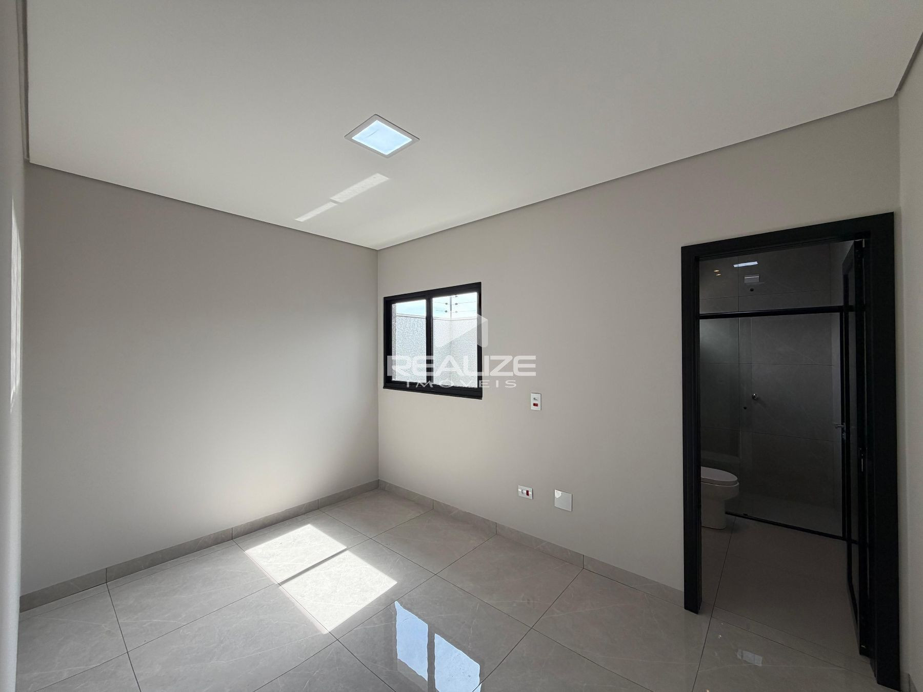 Casa à venda no Jardim Santiago com 2 Quartos (1 suíte).