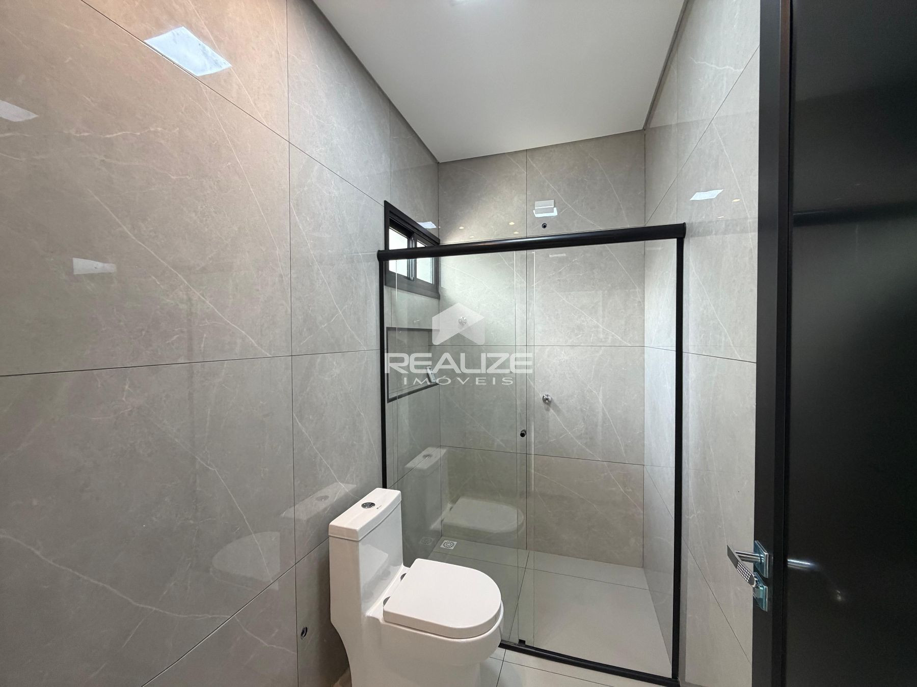 Casa à venda no Jardim Santiago com 2 Quartos (1 suíte).