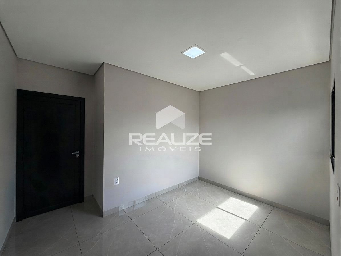 Casa à venda no Jardim Santiago com 2 Quartos (1 suíte).