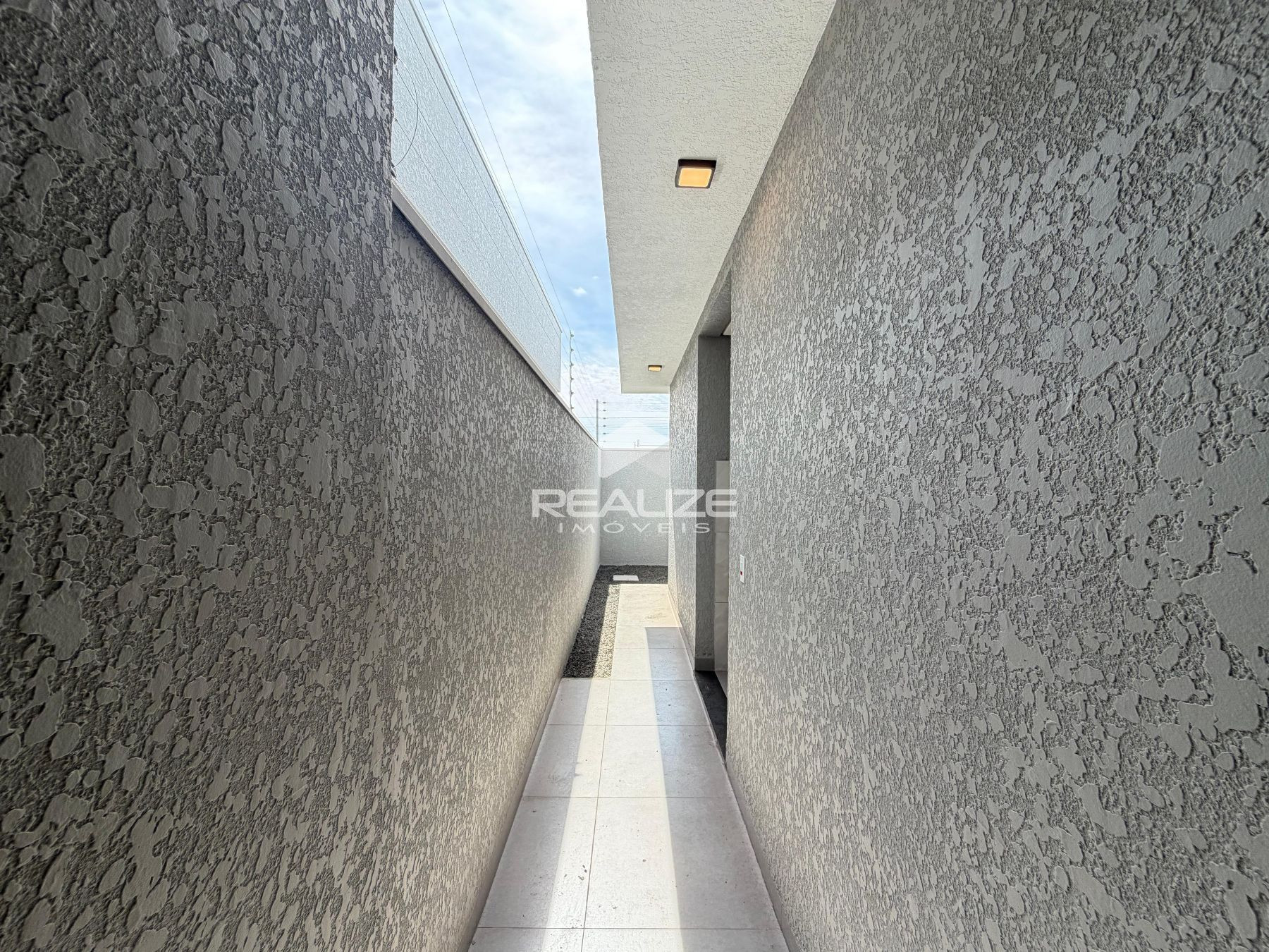 Casa à venda no Jardim Santiago com 2 Quartos (1 suíte).