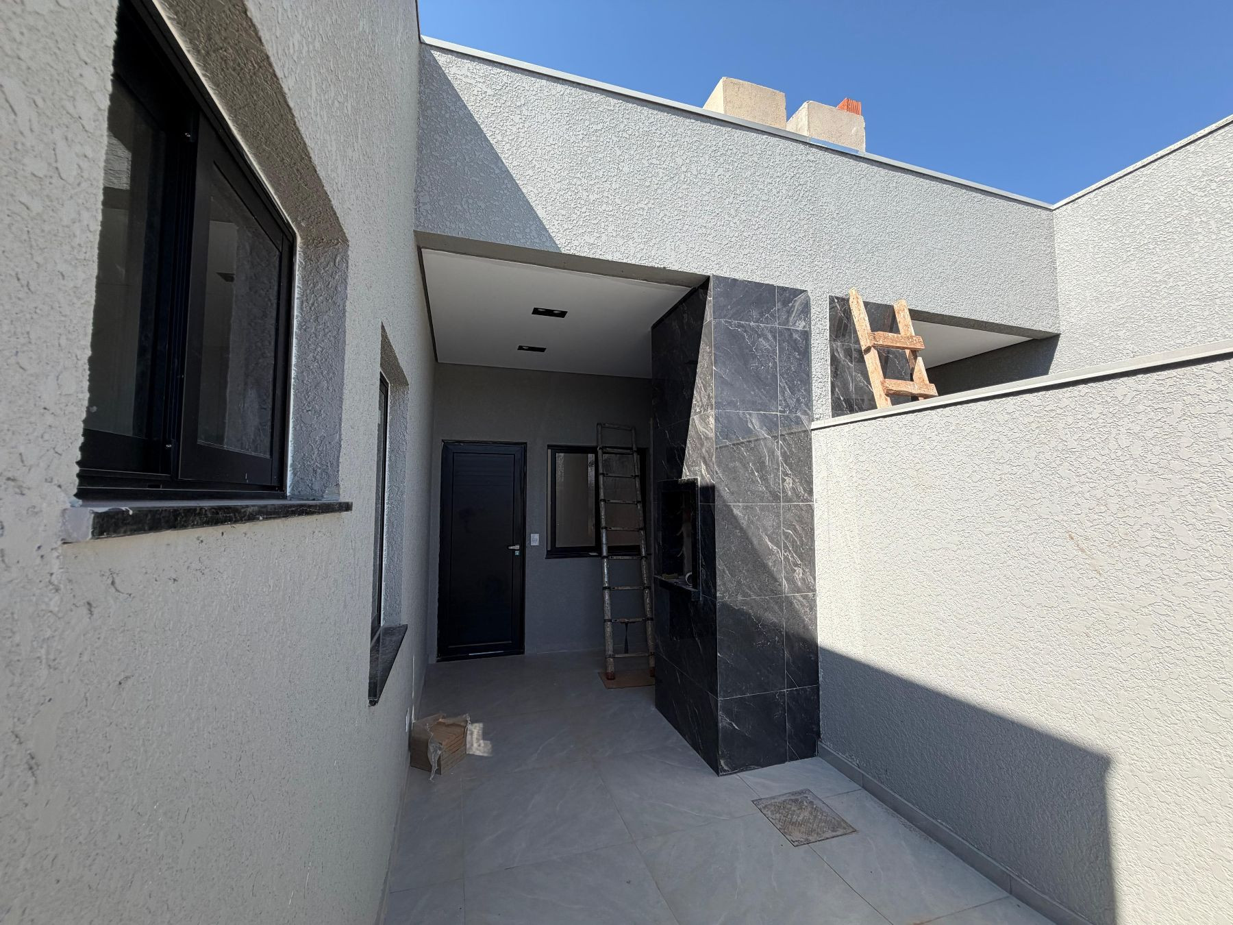 Casa à venda no Jardim das Oliveiras com 2 quartos (1 Suite). 