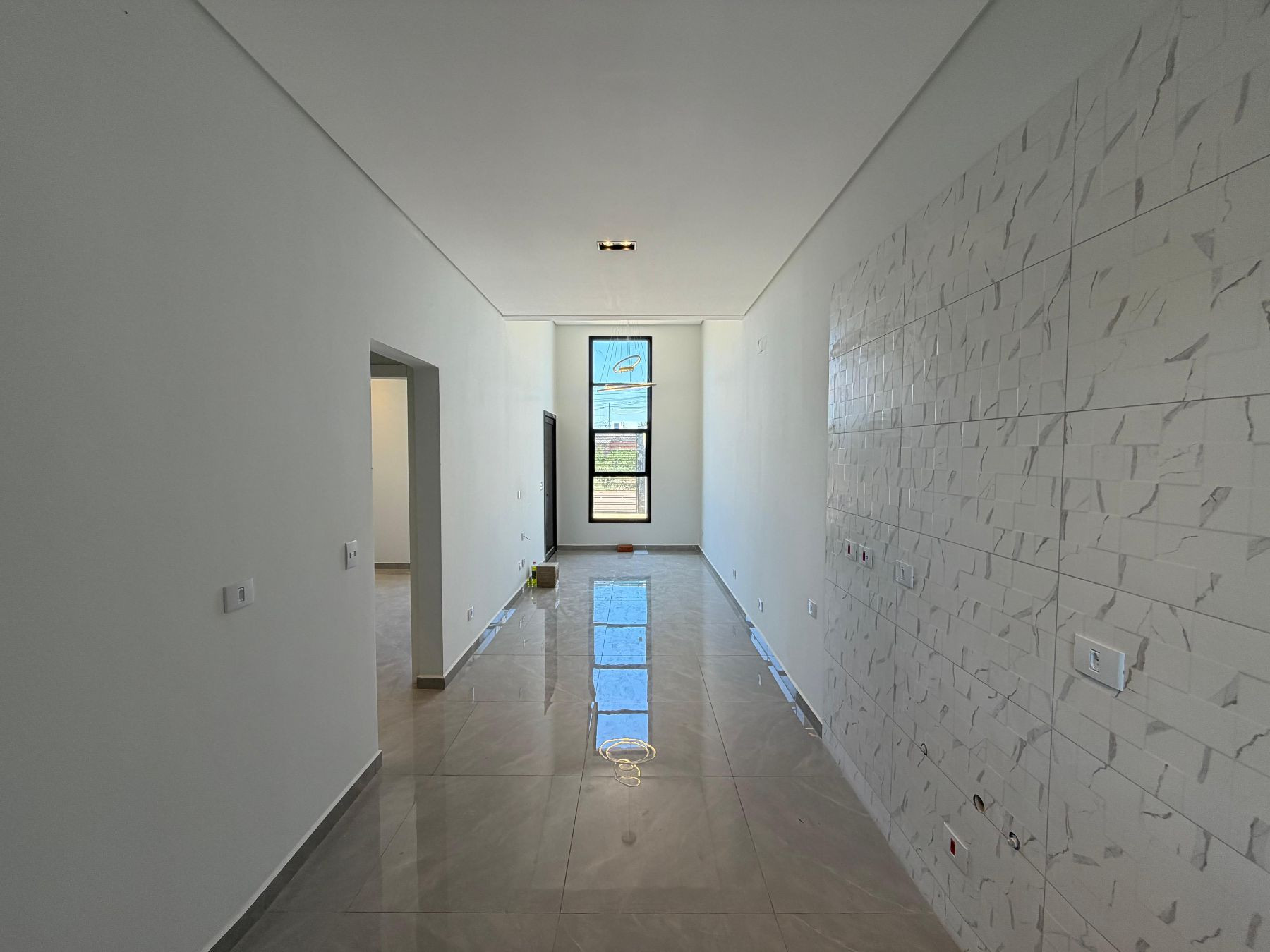 Casa à venda no Jardim das Oliveiras com 2 quartos (1 Suite). 