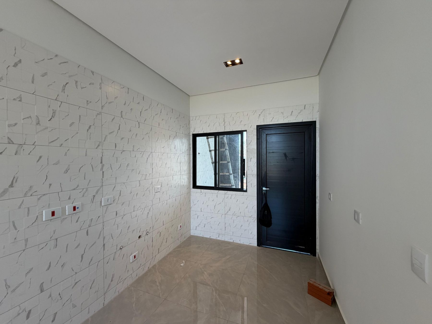 Casa à venda no Jardim das Oliveiras com 2 quartos (1 Suite). 