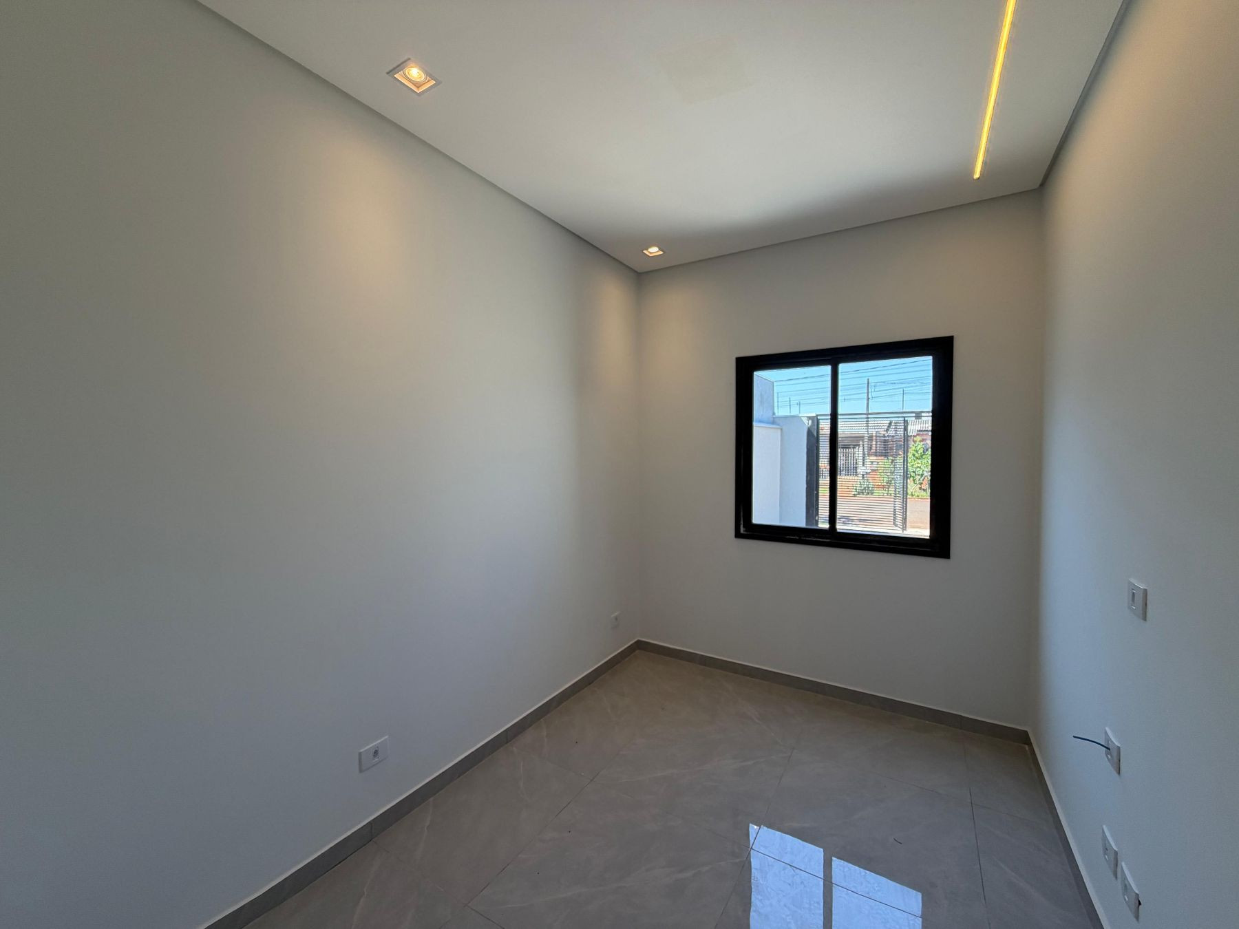 Casa à venda no Jardim das Oliveiras com 2 quartos (1 Suite). 