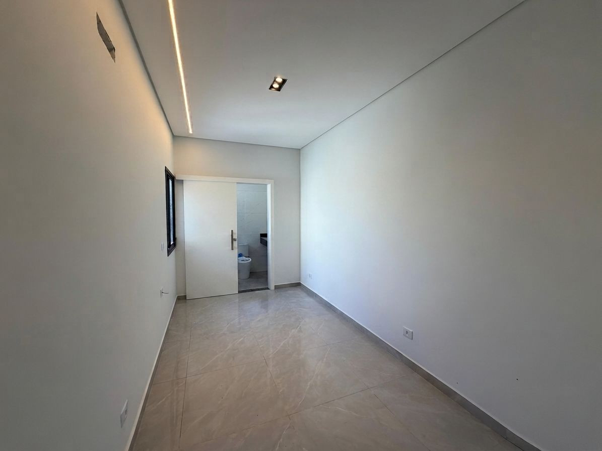 Casa à venda no Jardim das Oliveiras com 2 quartos (1 Suite). 
