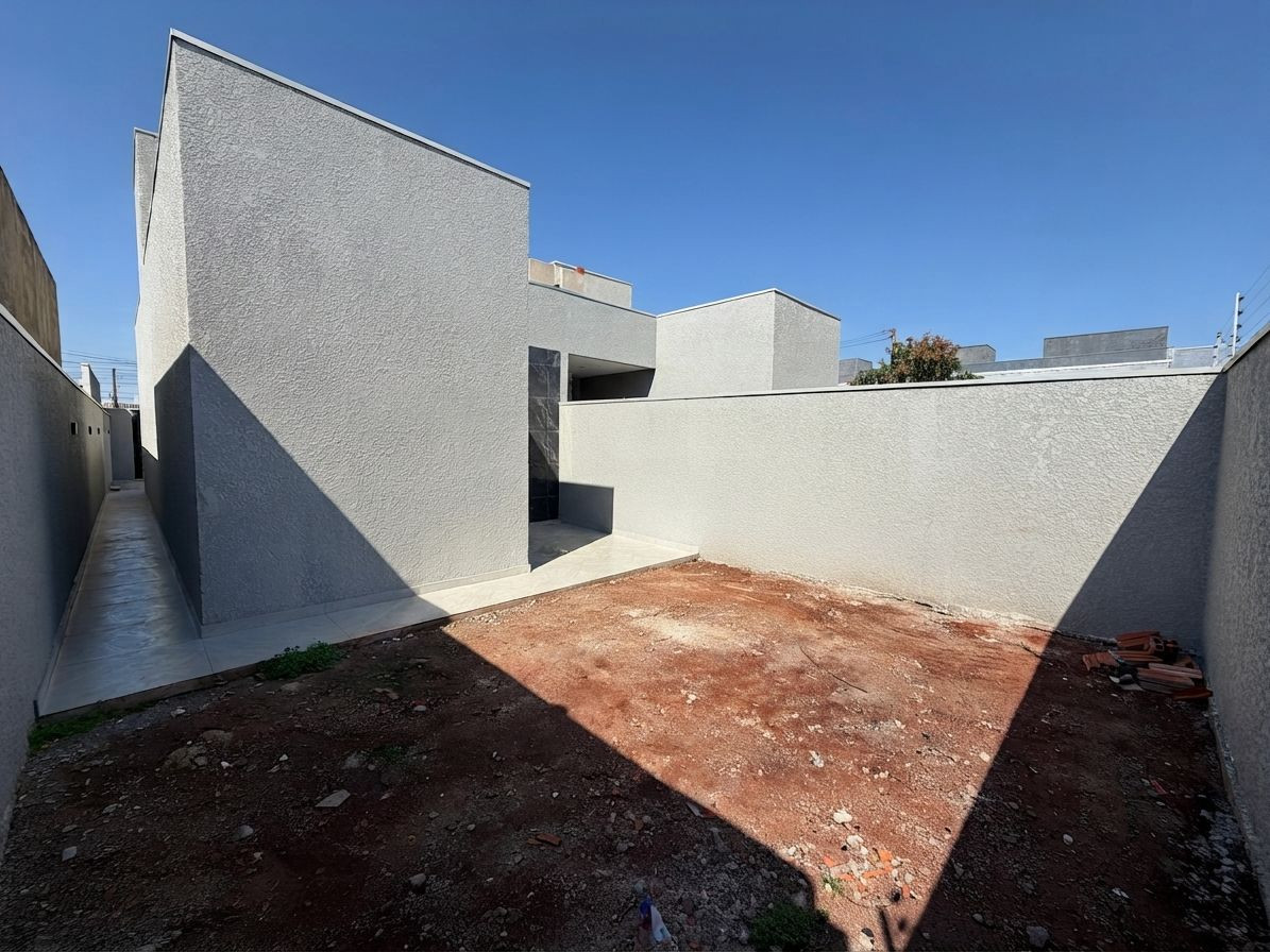 Casa à venda no Jardim das Oliveiras com 2 quartos (1 Suite). 