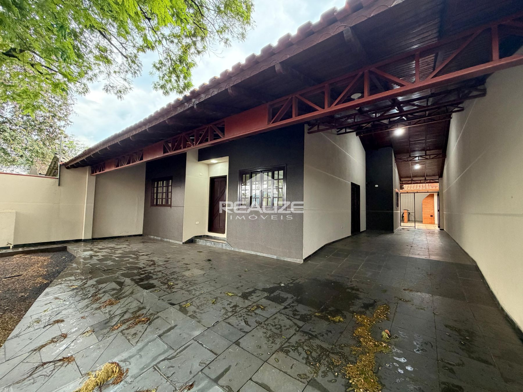 Casa à venda no Jardim Curitibano com 4 Quartos e Edícula com Churrasqueira.
