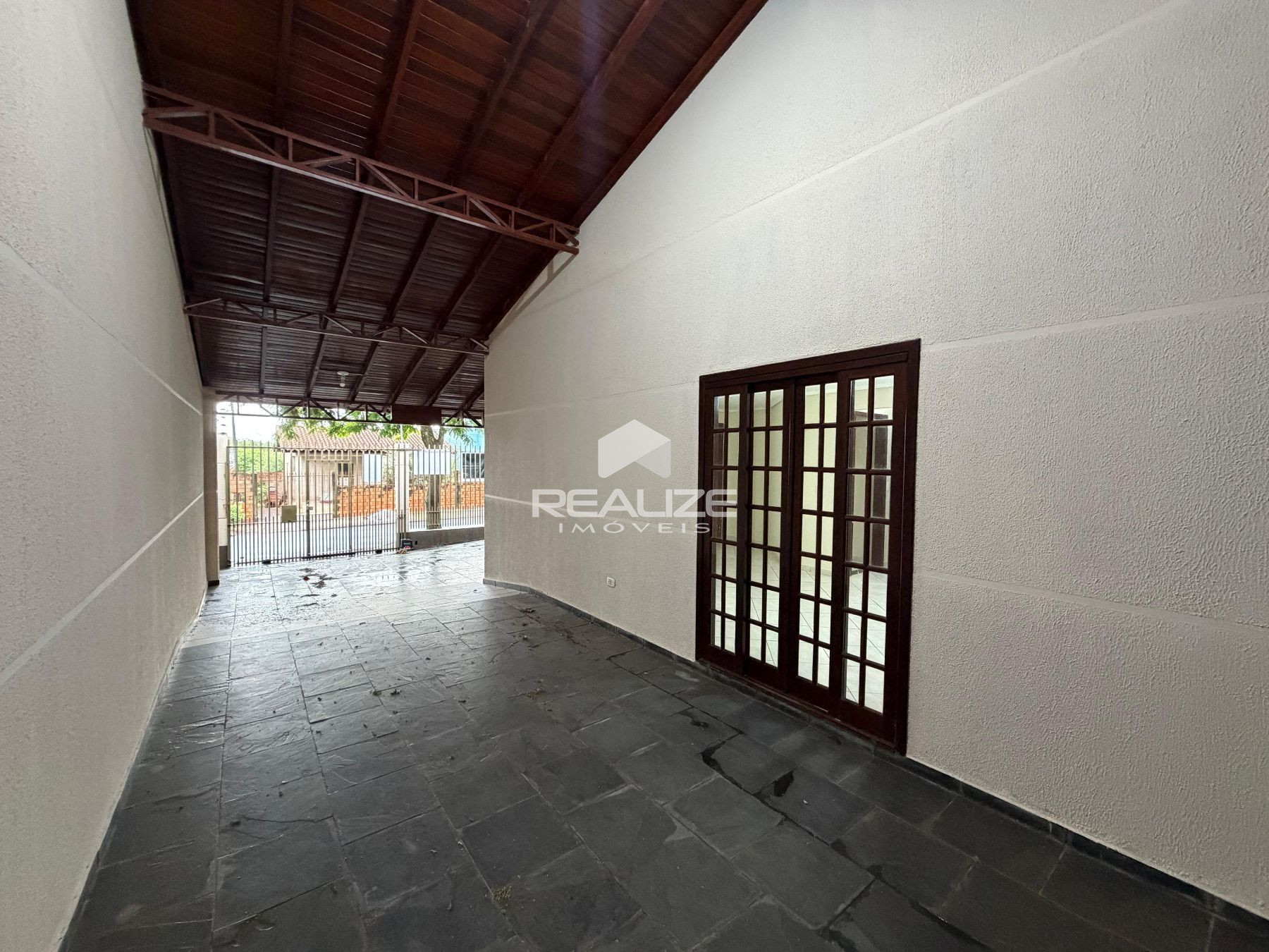 Casa à venda no Jardim Curitibano com 4 Quartos e Edícula com Churrasqueira.