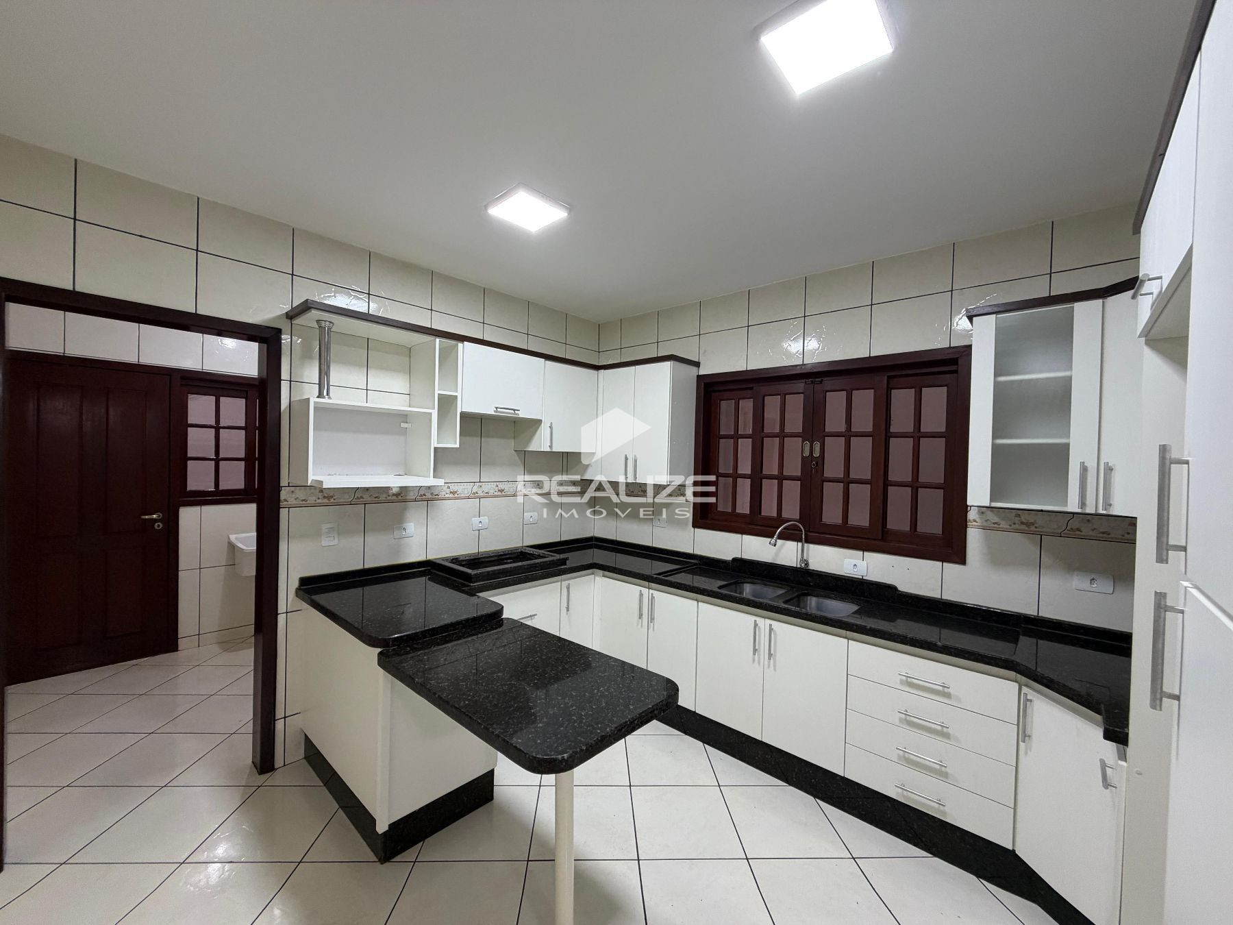 Casa à venda no Jardim Curitibano com 4 Quartos e Edícula com Churrasqueira.
