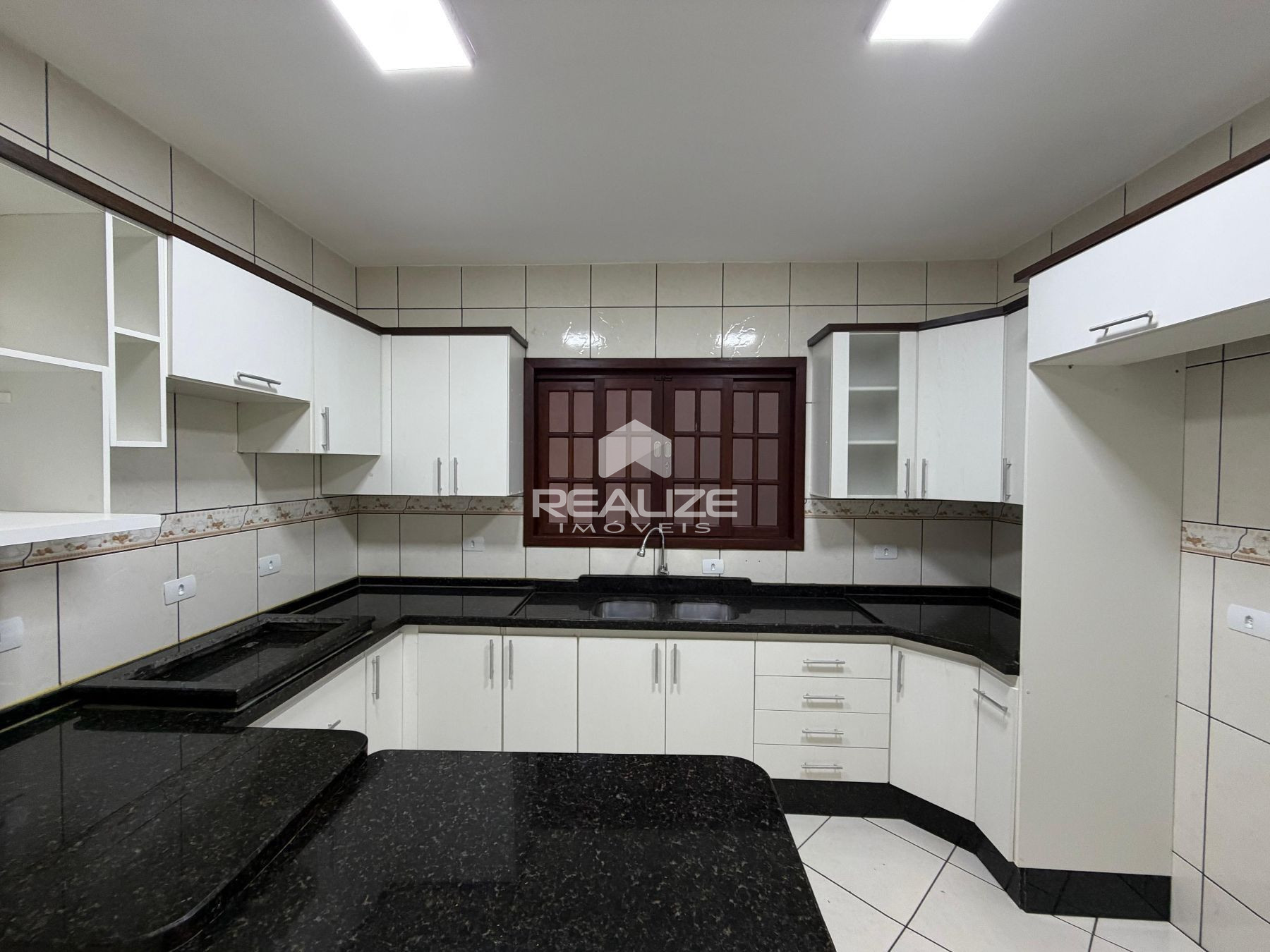 Casa à venda no Jardim Curitibano com 4 Quartos e Edícula com Churrasqueira.