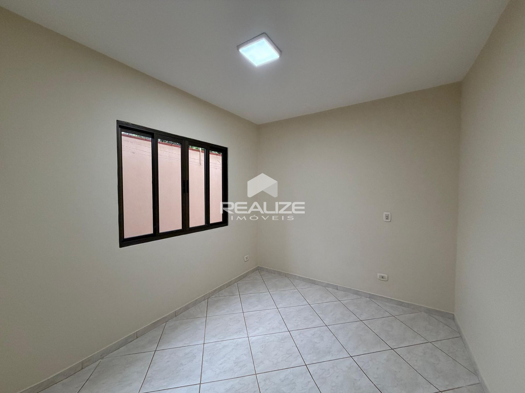 Casa à venda no Jardim Curitibano com 4 Quartos e Edícula com Churrasqueira.