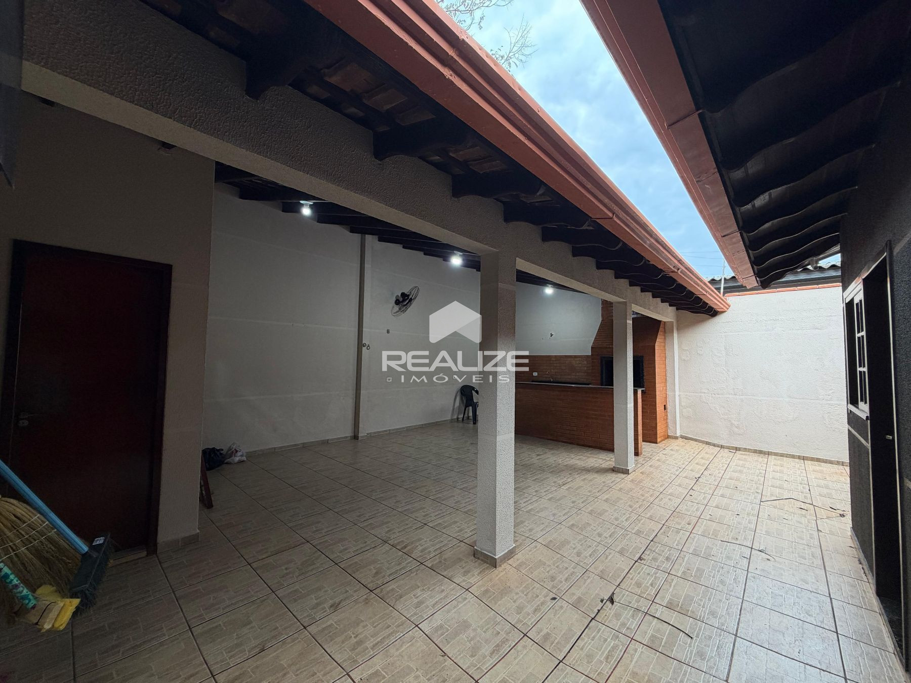 Casa à venda no Jardim Curitibano com 4 Quartos e Edícula com Churrasqueira.