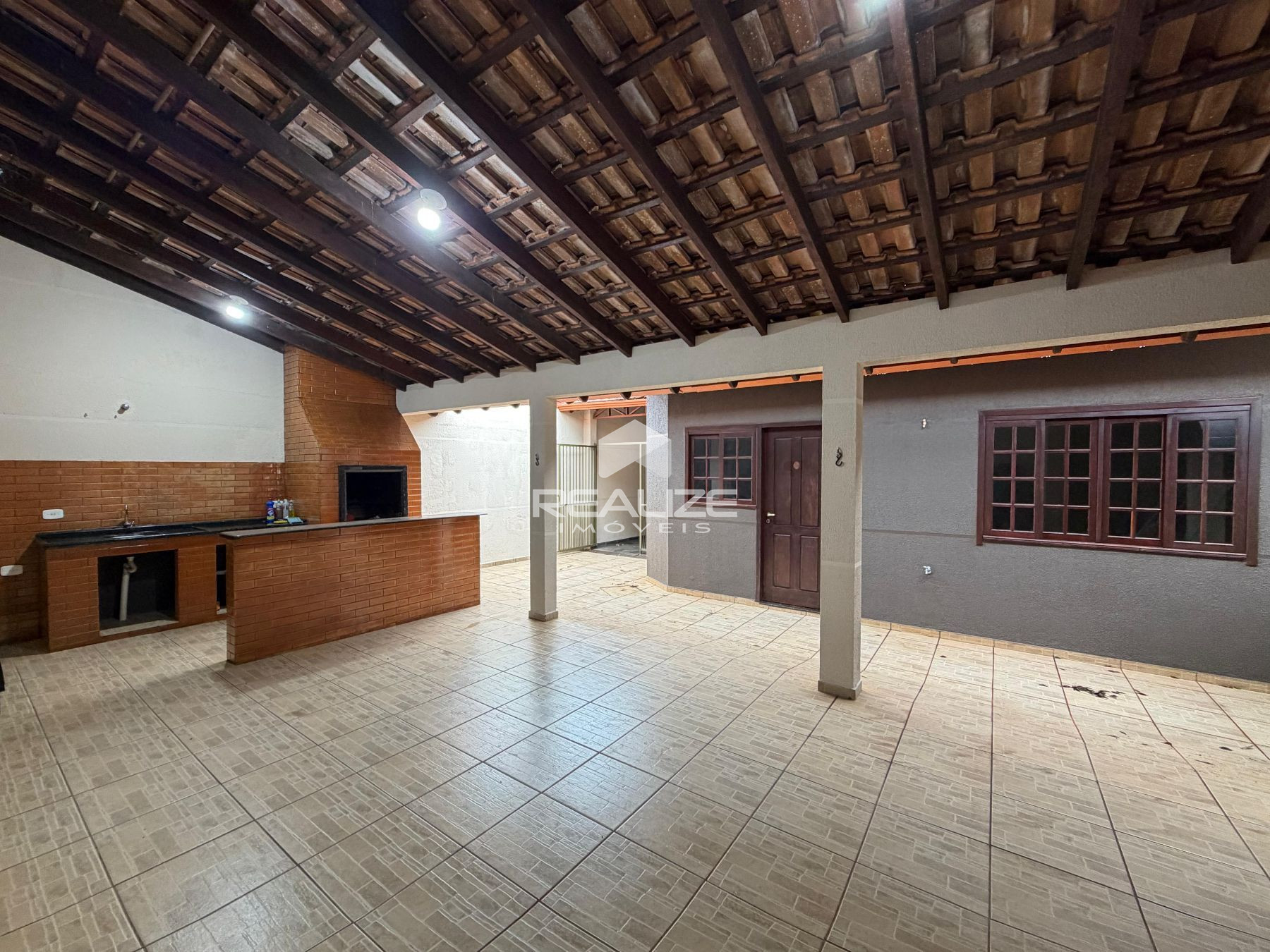 Casa à venda no Jardim Curitibano com 4 Quartos e Edícula com Churrasqueira.