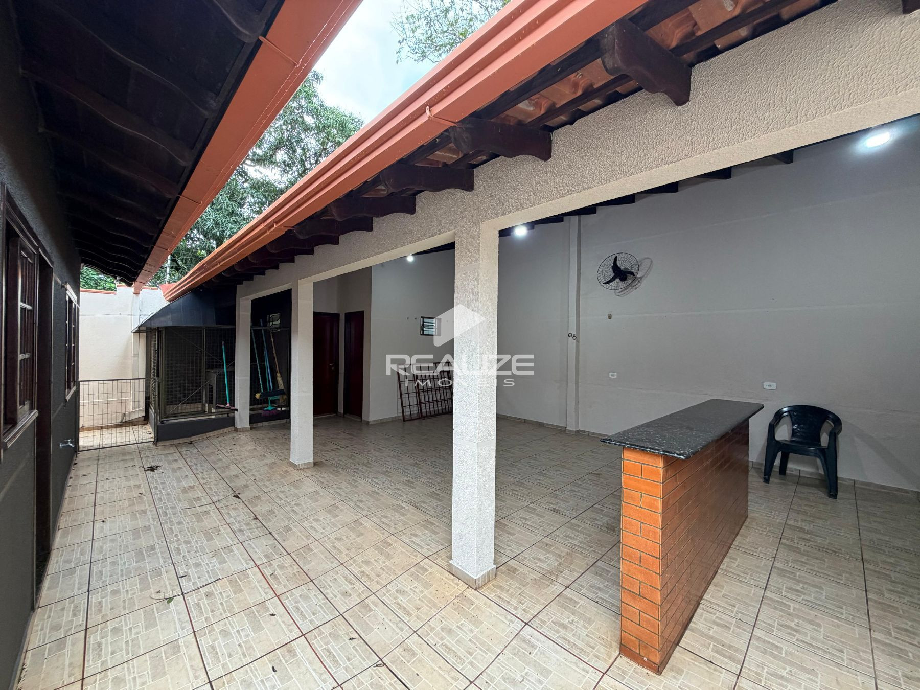 Casa à venda no Jardim Curitibano com 4 Quartos e Edícula com Churrasqueira.