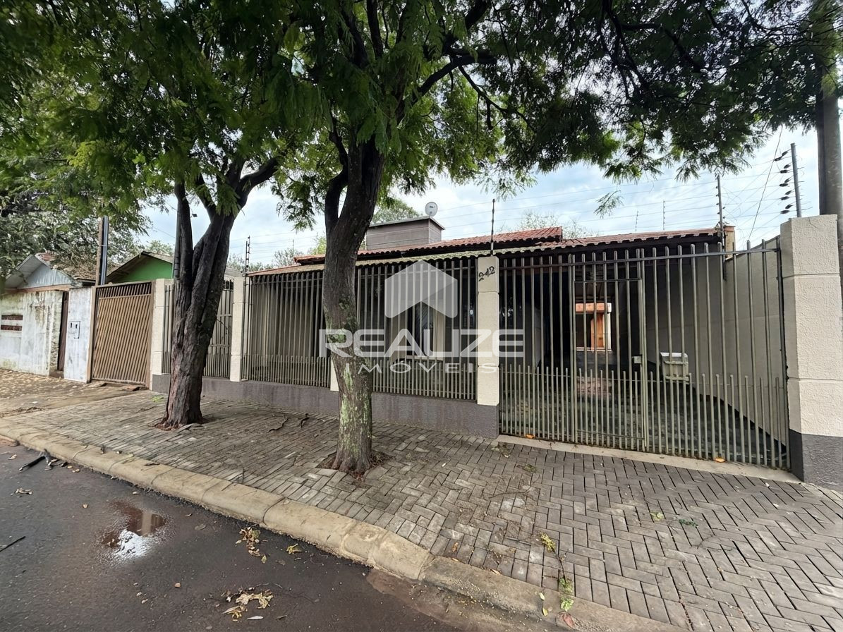 Casa à venda no Jardim Curitibano com 4 Quartos e Edícula com Churrasqueira.