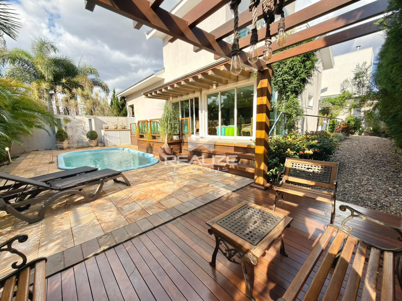 Sobrado venda no Condomnio Terras Alpha 2 com 4 Sutes e Piscina