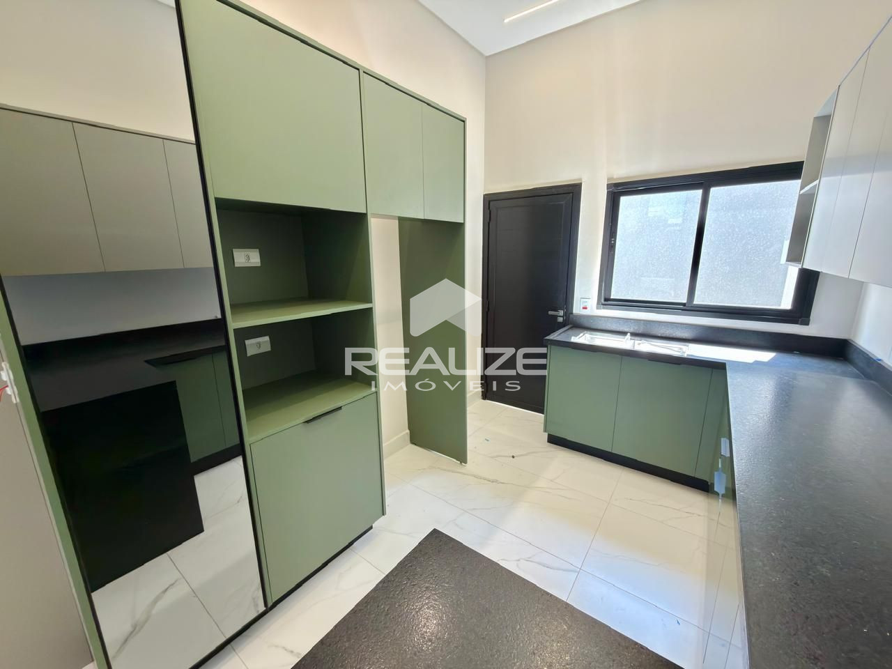 Casa venda em Condomnio Residencial Fechado com 3 Quartos.