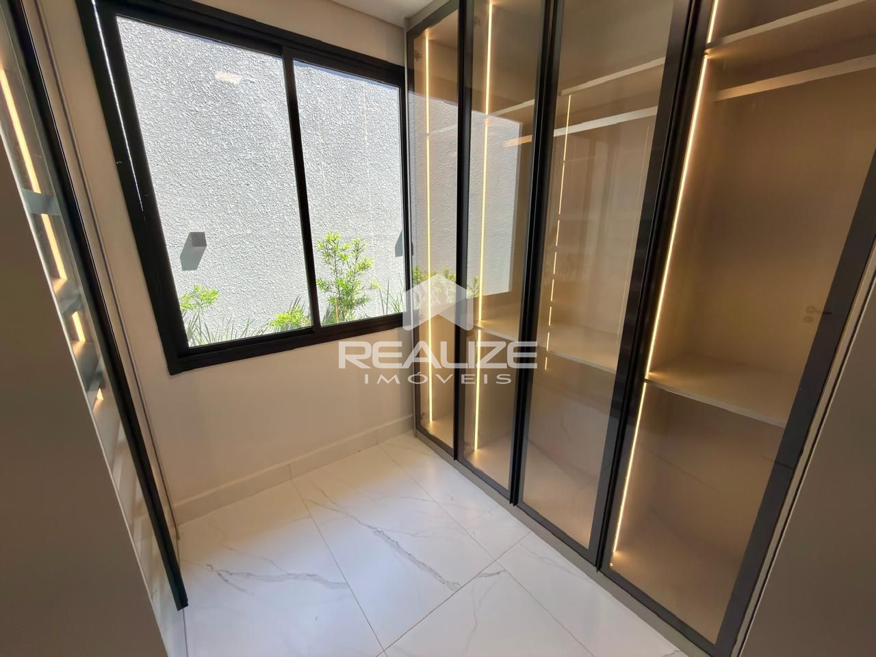 Casa venda em Condomnio Residencial Fechado com 3 Quartos.