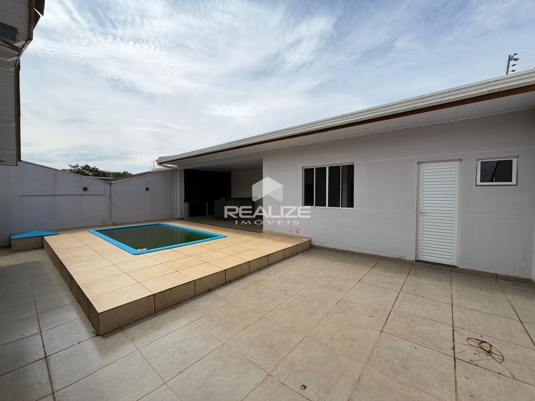 Casa venda no Conjunto Libra com 2 quartos, piscina e rea gourmet.