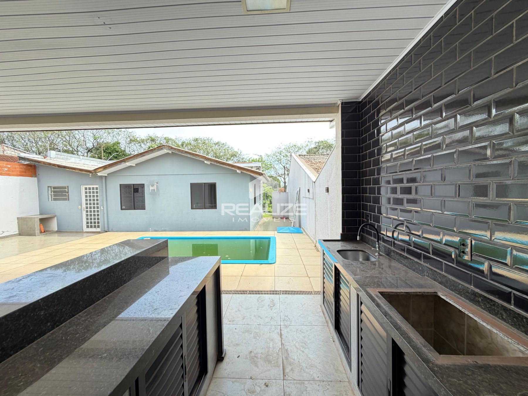 Casa venda no Conjunto Libra com 2 quartos, piscina e rea gourmet.