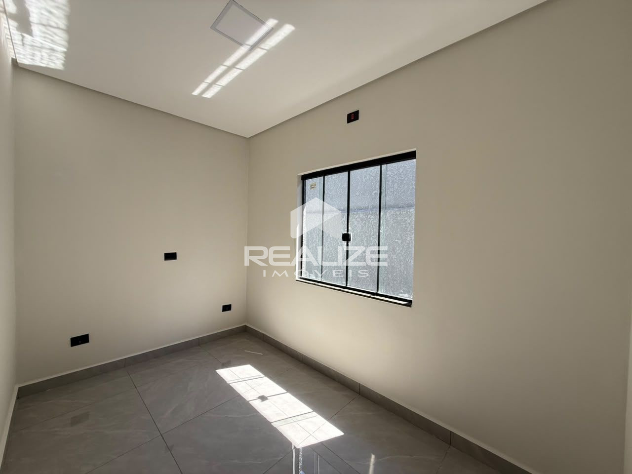 Casa à venda no Jardim Santiago com 2 Quartos (1 suíte). 