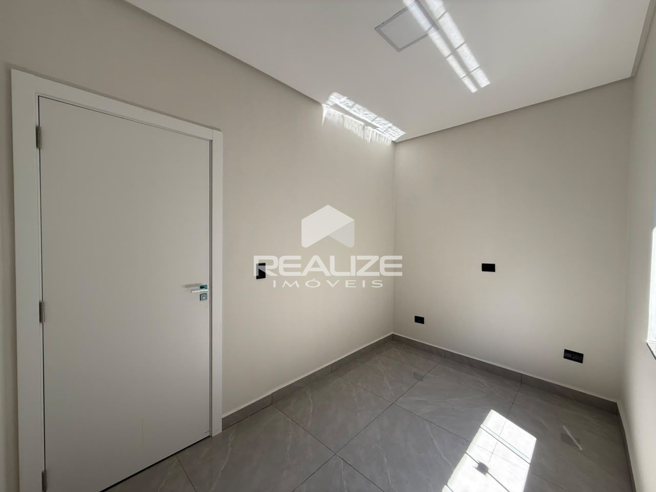 Casa à venda no Jardim Santiago com 2 Quartos (1 suíte). 