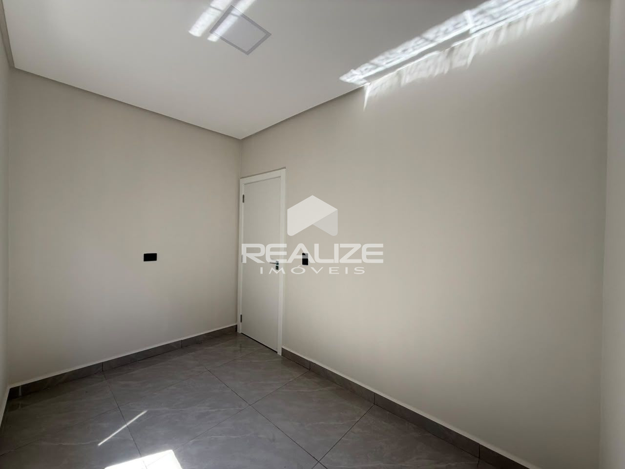 Casa à venda no Jardim Santiago com 2 Quartos (1 suíte). 