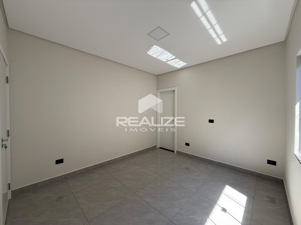 Casa à venda no Jardim Santiago com 2 Quartos (1 suíte). 