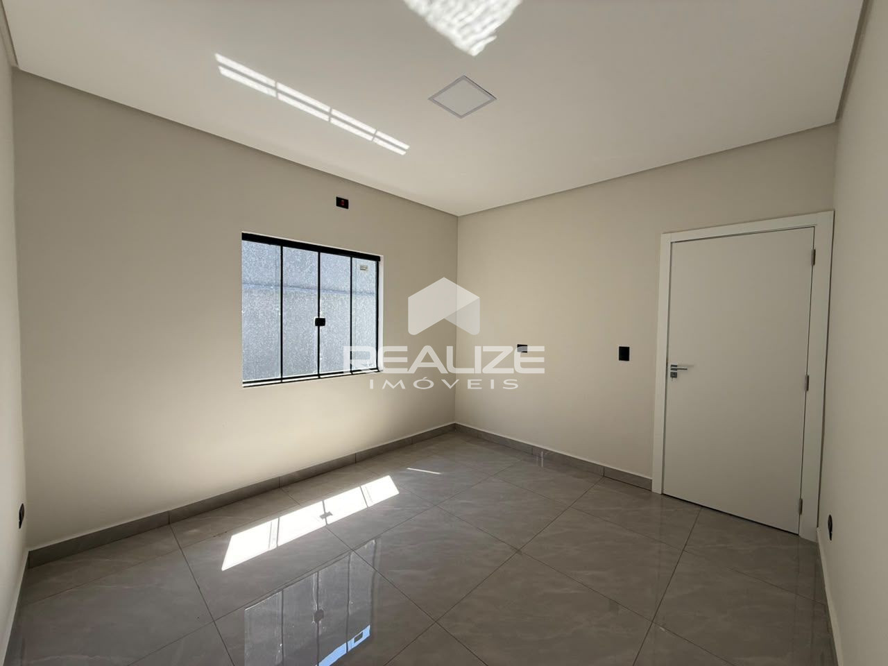 Casa à venda no Jardim Santiago com 2 Quartos (1 suíte). 