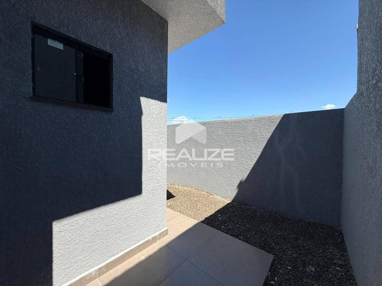 Casa à venda no Jardim Santiago com 2 Quartos (1 suíte). 