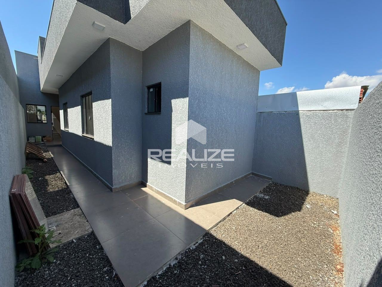 Casa à venda no Jardim Santiago com 2 Quartos (1 suíte). 