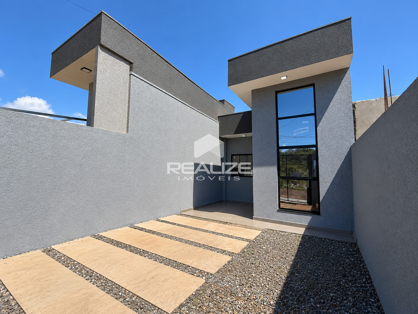 Casa à venda no Jardim Santiago com 2 Quartos (1 suíte). 