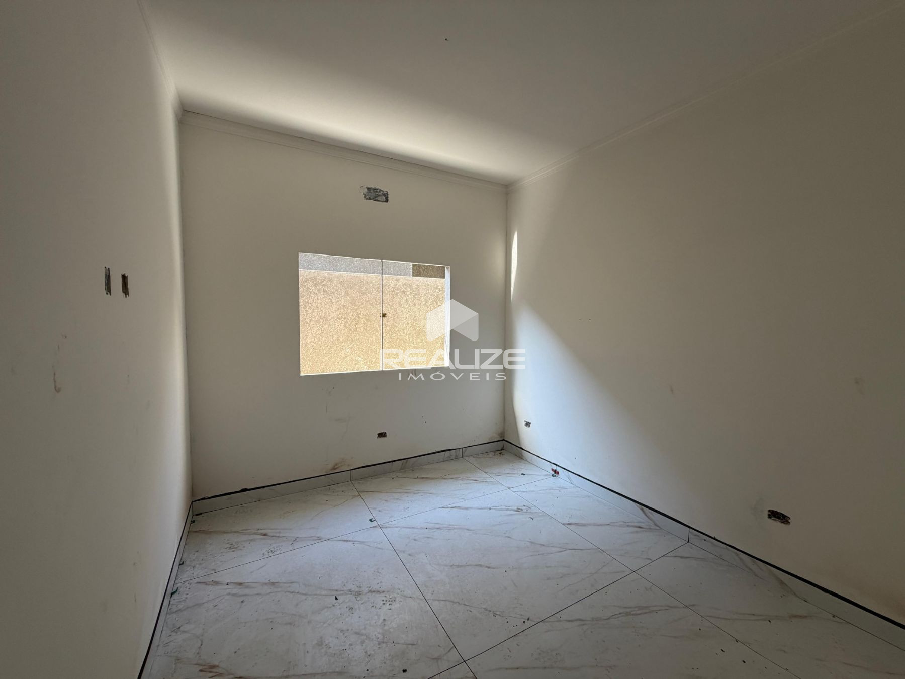  Casa à venda no Jardim Ipê 4 com 3 quartos (1 suíte).