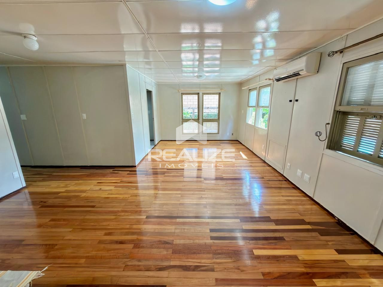 Casa à venda na Vila A com 4 quartos (2 suítes), piscina e amplo terreno
