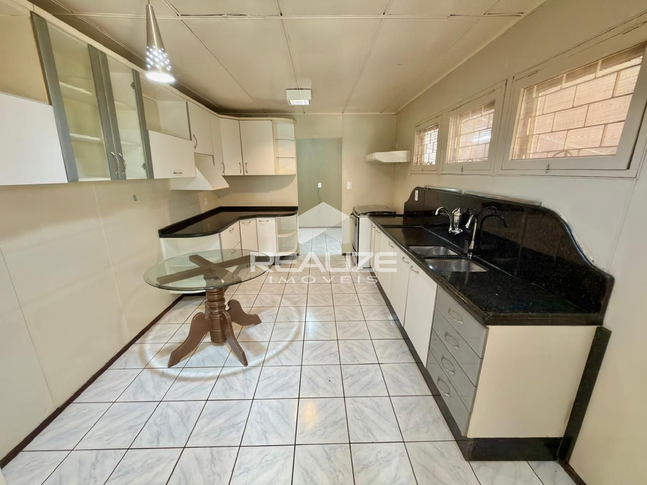 Casa à venda na Vila A com 4 quartos (2 suítes), piscina e amplo terreno