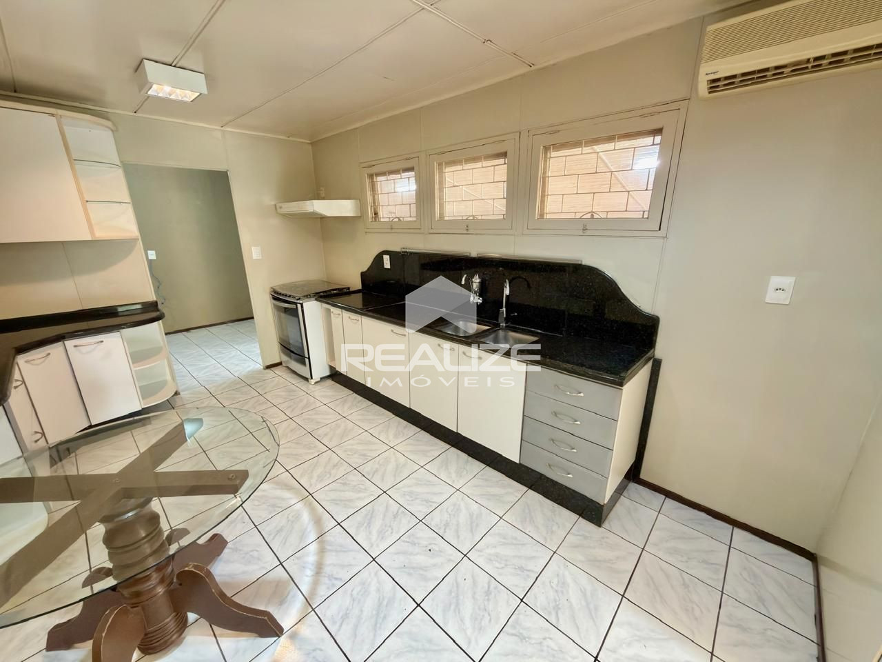 Casa à venda na Vila A com 4 quartos (2 suítes), piscina e amplo terreno