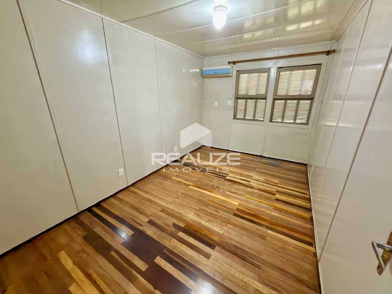 Casa à venda na Vila A com 4 quartos (2 suítes), piscina e amplo terreno