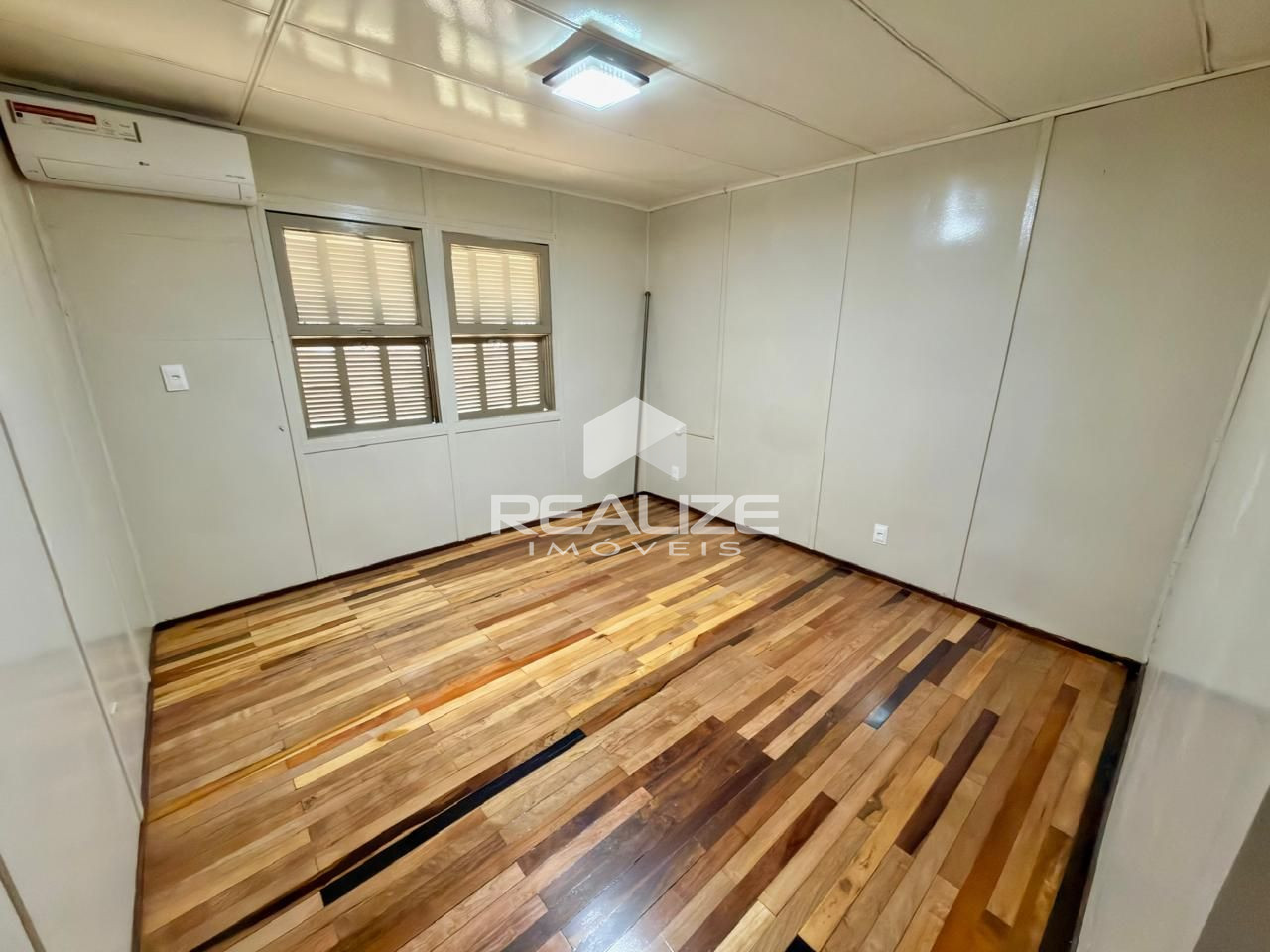 Casa à venda na Vila A com 4 quartos (2 suítes), piscina e amplo terreno