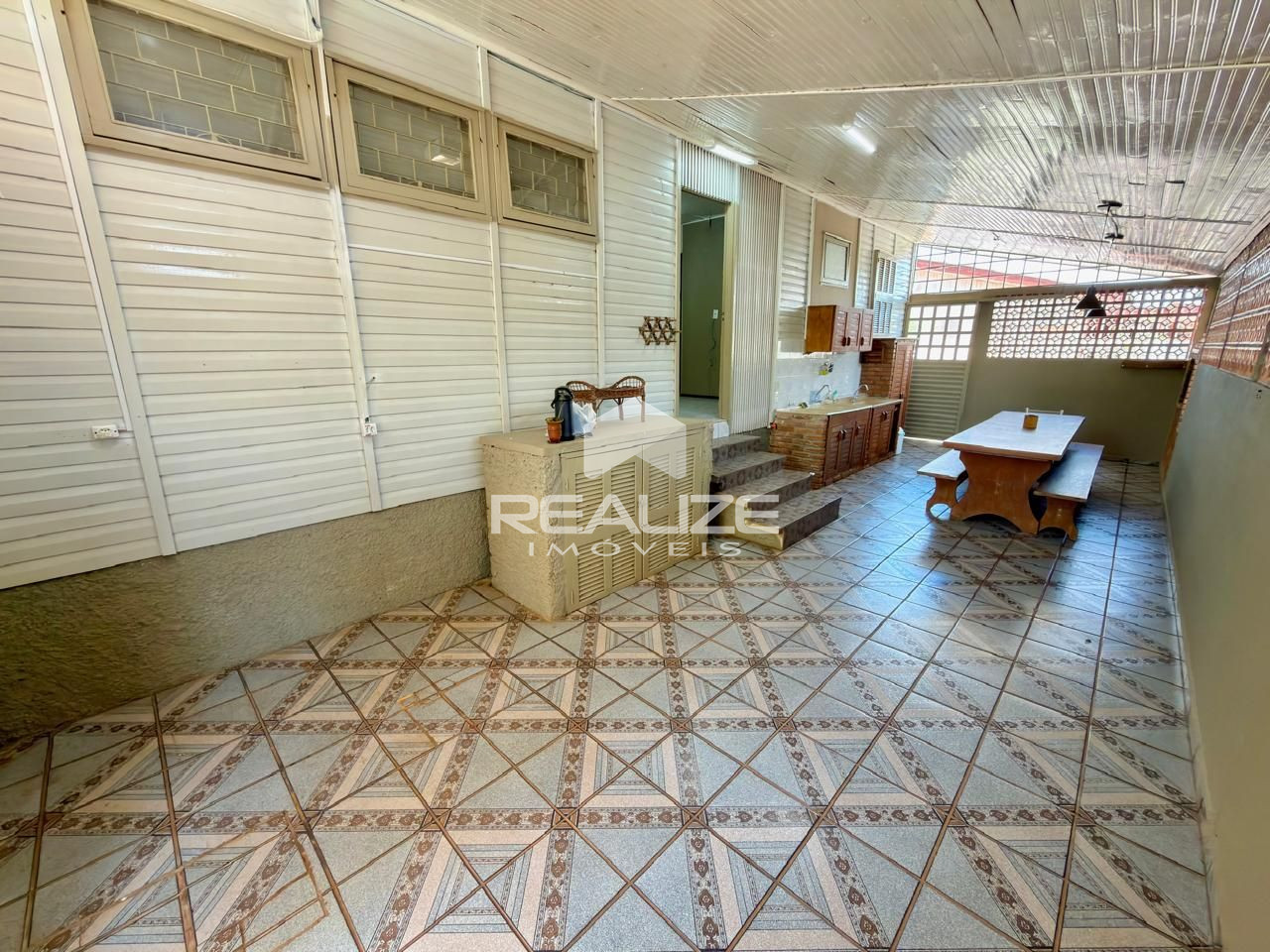 Casa à venda na Vila A com 4 quartos (2 suítes), piscina e amplo terreno