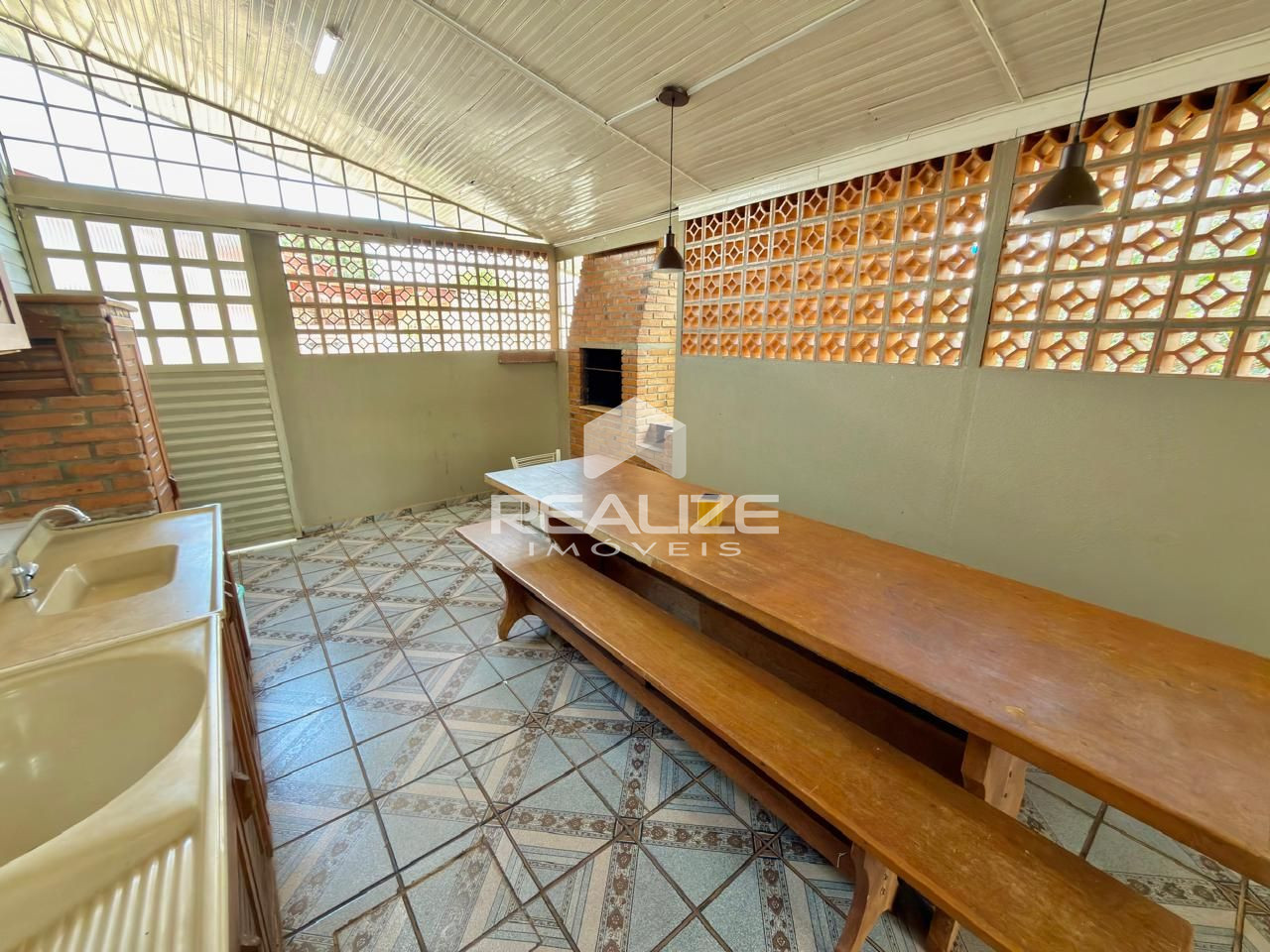 Casa à venda na Vila A com 4 quartos (2 suítes), piscina e amplo terreno