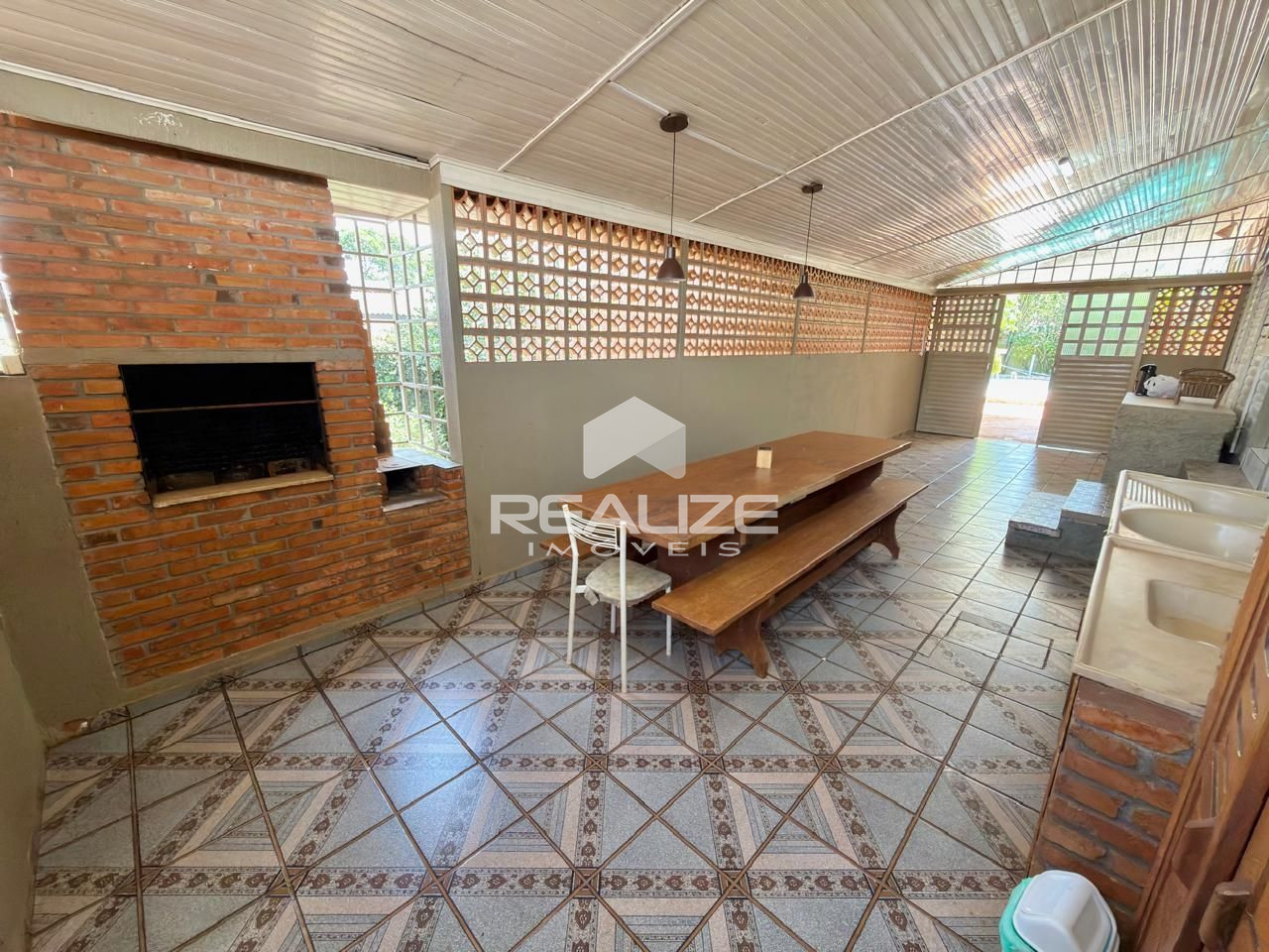 Casa à venda na Vila A com 4 quartos (2 suítes), piscina e amplo terreno