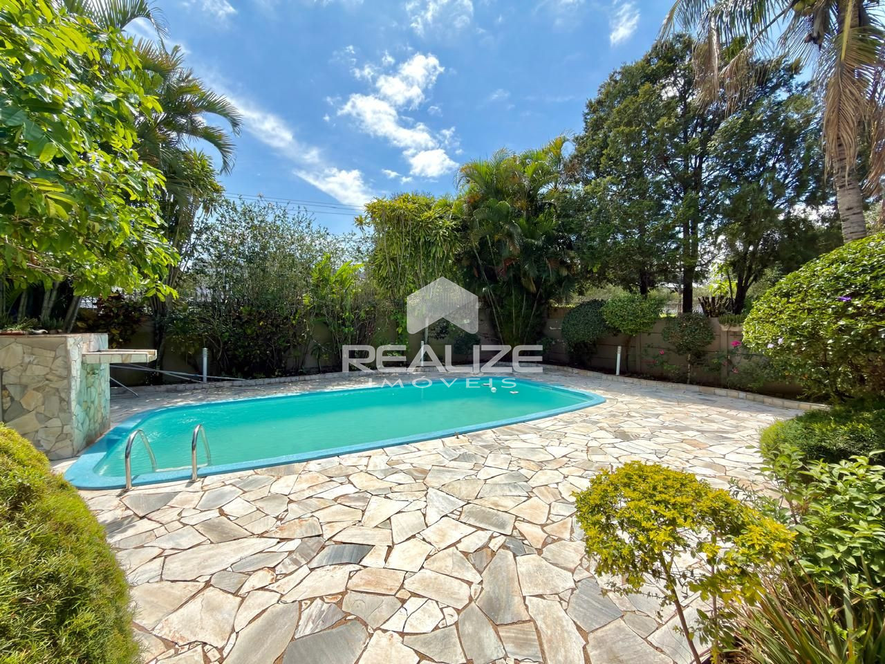 Casa à venda na Vila A com 4 quartos (2 suítes), piscina e amplo terreno