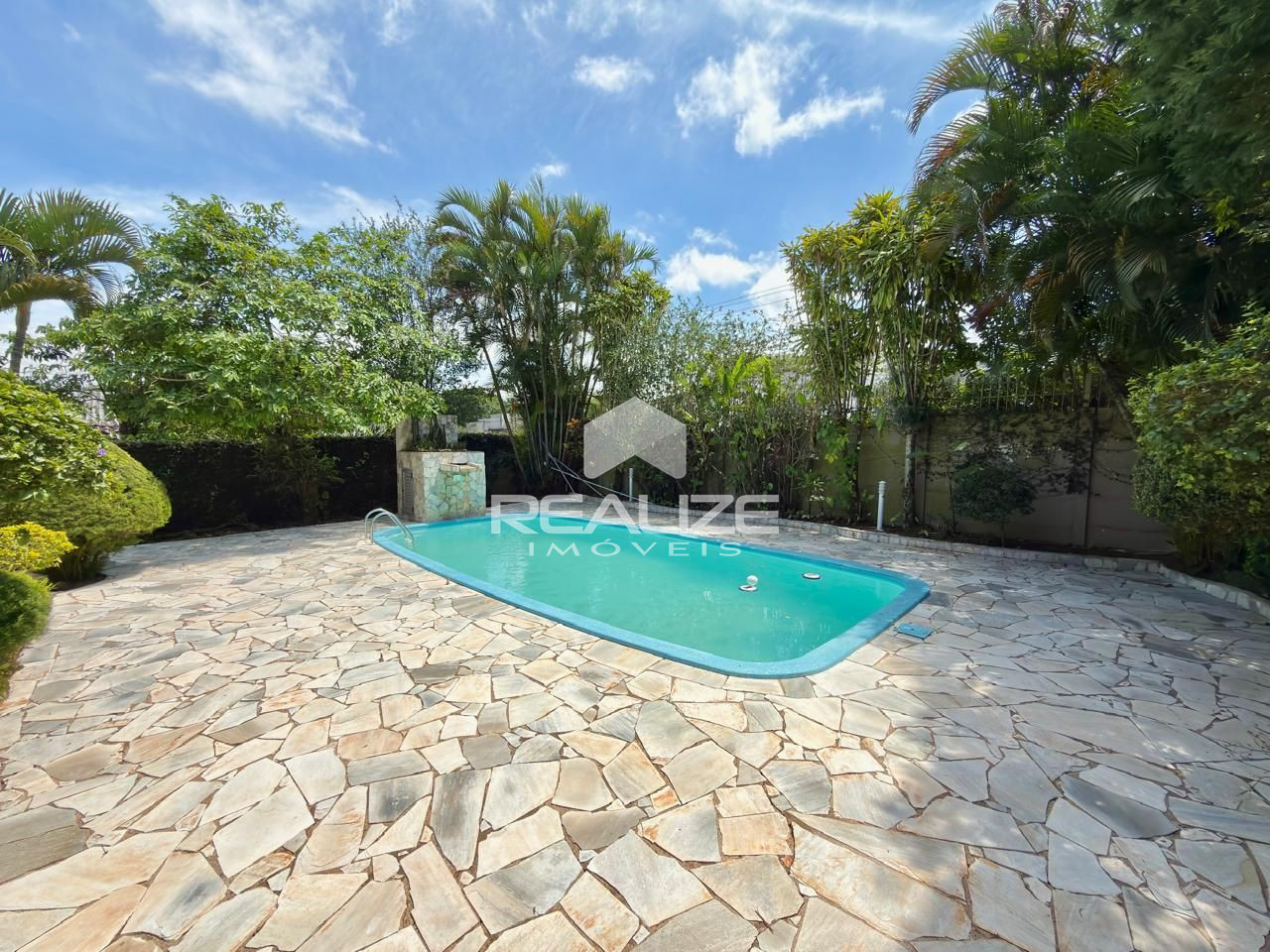Casa à venda na Vila A com 4 quartos (2 suítes), piscina e amplo terreno