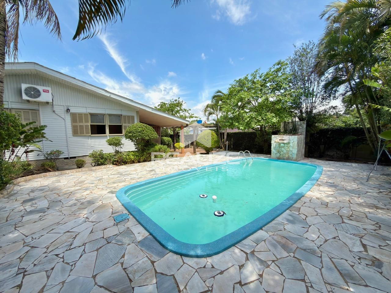 Casa à venda na Vila A com 4 quartos (2 suítes), piscina e amplo terreno