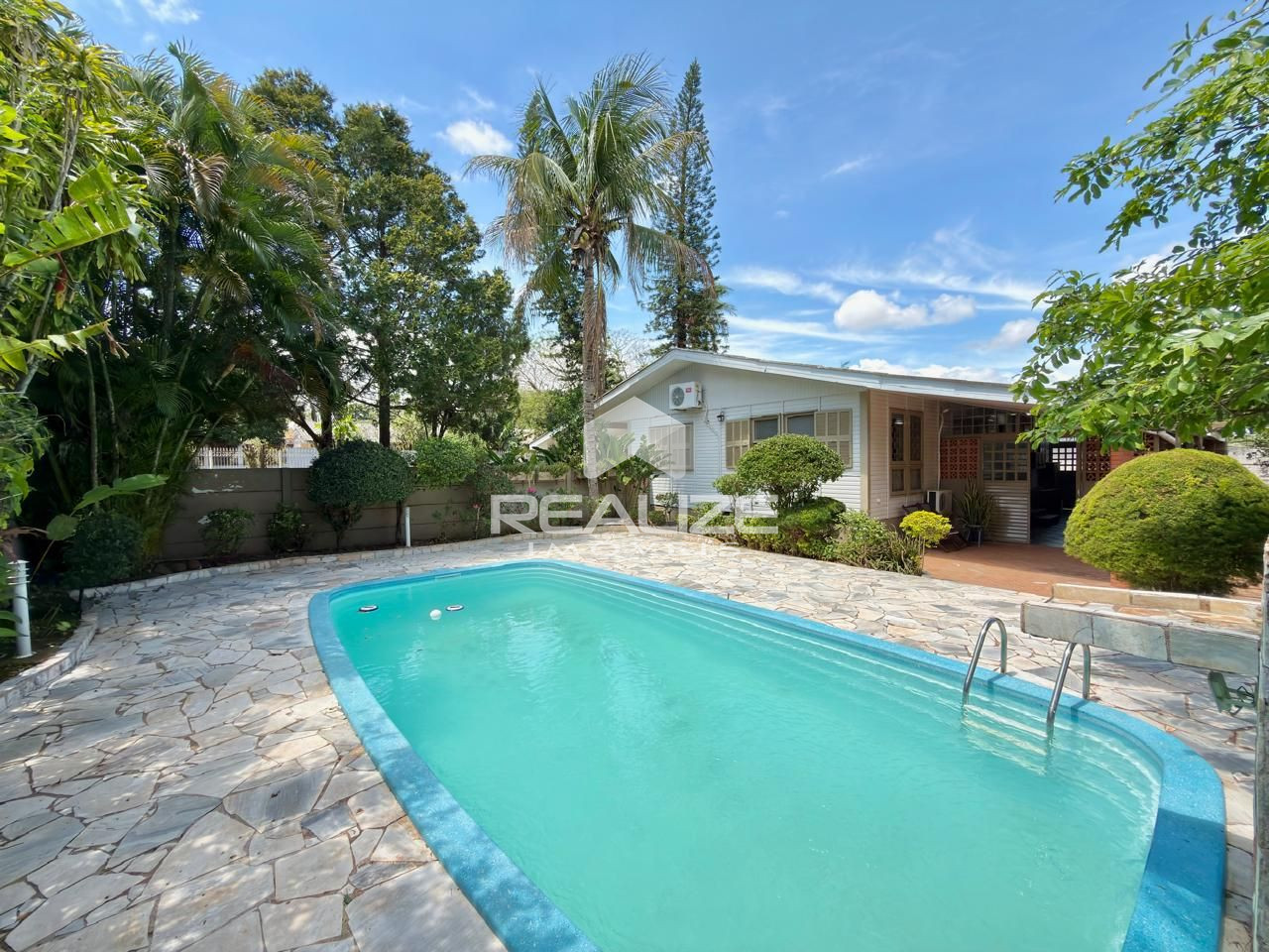 Casa à venda na Vila A com 4 quartos (2 suítes), piscina e amplo terreno
